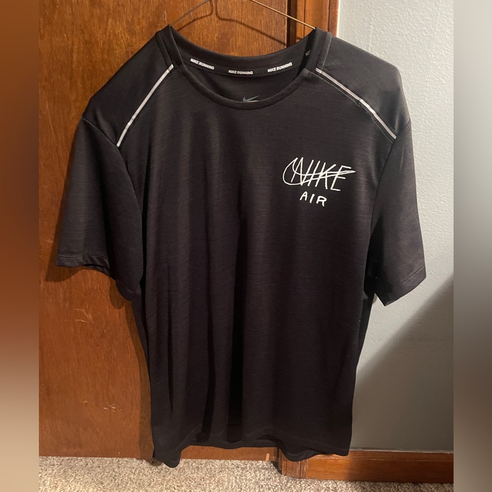 NIKE DRY-FIT MILLER SHORT SLEEVE RUNNING SHIRT MEDIUM. 100% POLYESTER